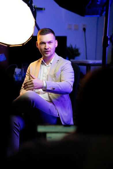 Peter Zajac pri konzultácii s klientom